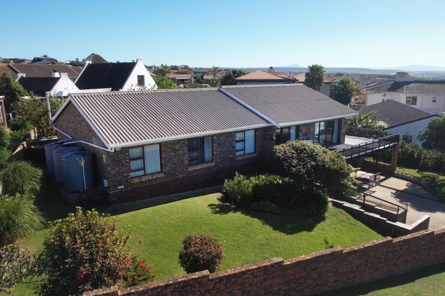 5 Bedroom Property for Sale in Wavecrest Eastern Cape